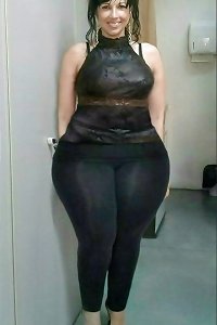 beautiful curvy milf (non nude)